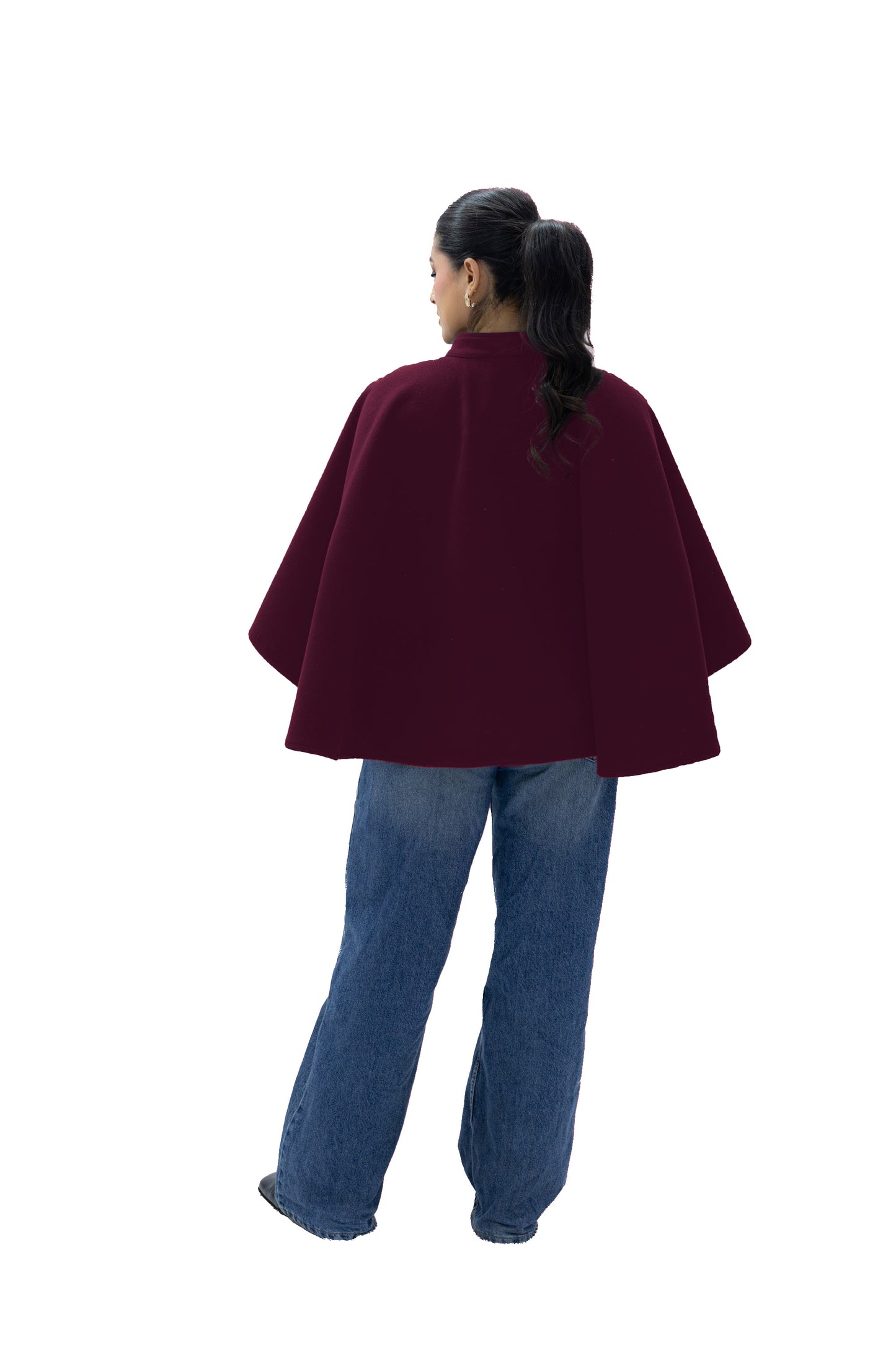 CAPA CON BROCHE EN CUELLO