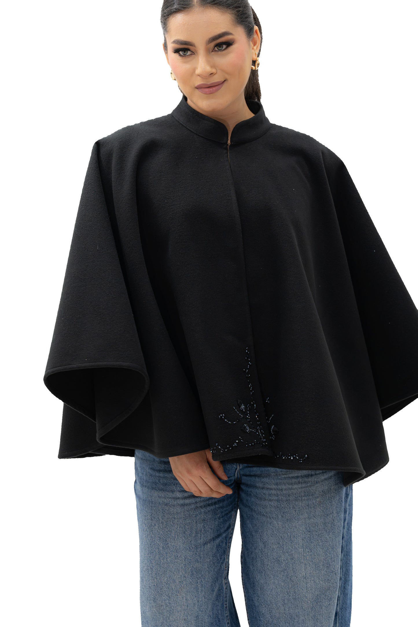 CAPA CON BROCHE EN CUELLO