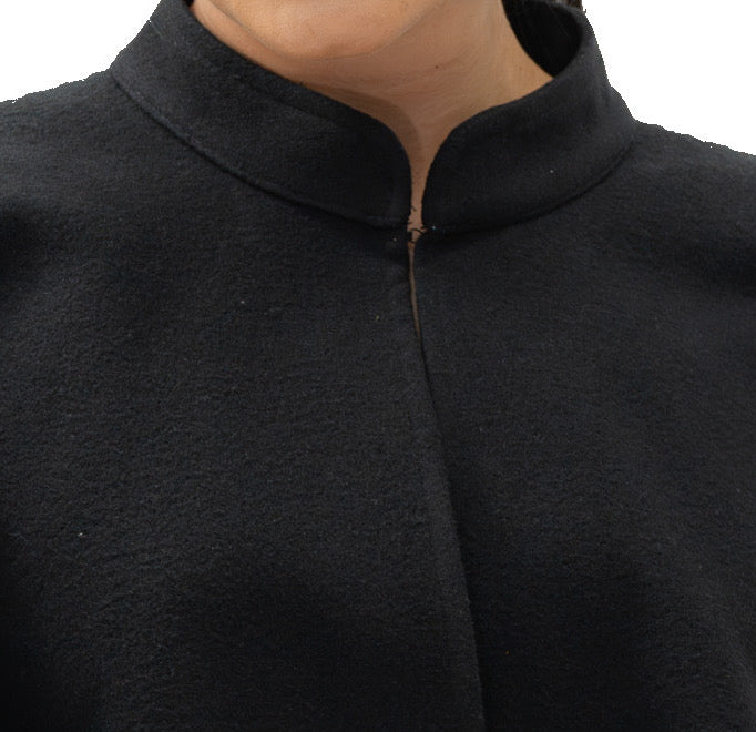 CAPA CON BROCHE EN CUELLO