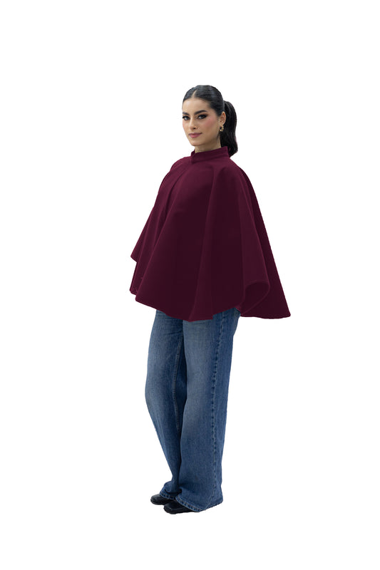 CAPA CON BROCHE EN CUELLO