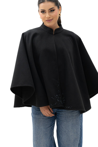 CAPA CON BROCHE EN CUELLO
