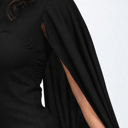 VESTIDO CORTO CON CAPA