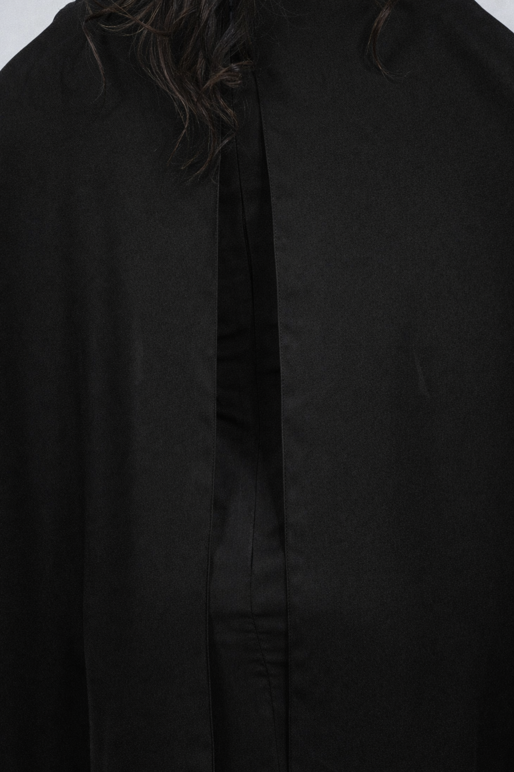 VESTIDO CORTO CON CAPA